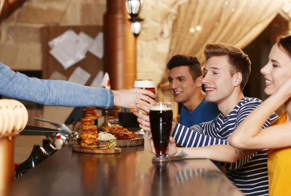 Personas que pasan tiempo en el bar — Foto de Stock