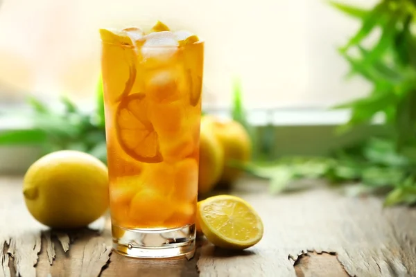 Bicchiere di tè freddo con limone su un davanzale — Foto Stock