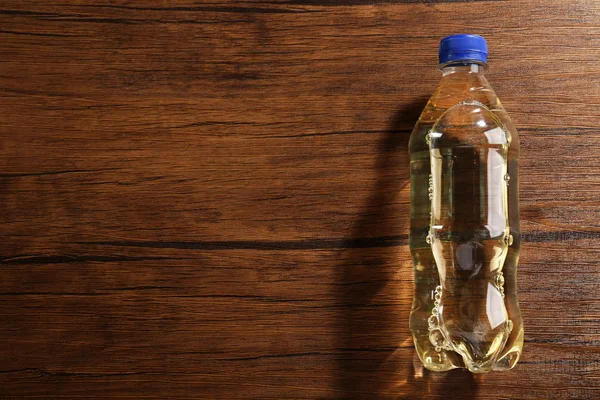 Fles soda op de houten tafel — Stockfoto