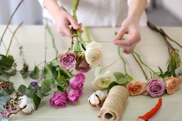 Mulher fazendo um buquê de flores — Fotografia de Stock