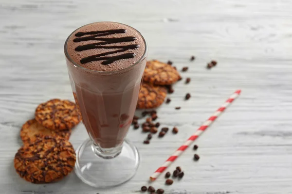 Kieliszek czekoladowy koktajl z ciastka i kawa na drewniane tła — Zdjęcie stockowe