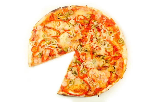 Skivad pizza med skaldjur, röd paprika och gröna oliver, isolerad på vit — Stockfoto