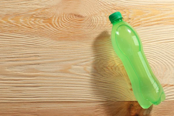 Butelka wody na drewnianym stole — Zdjęcie stockowe