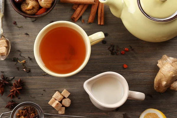 Süt ve kahverengi şeker ahşap masa üzerinde demlenmiş çay — Stok fotoğraf