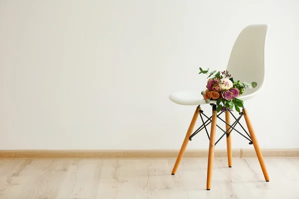 部屋には白い椅子にバラの花束 — ストック写真