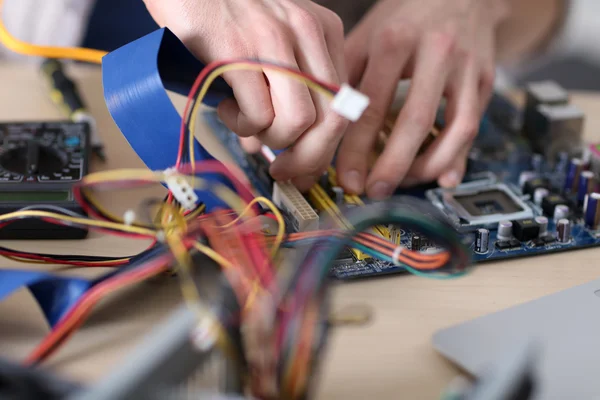 Hombre reparación de hardware informático — Foto de Stock