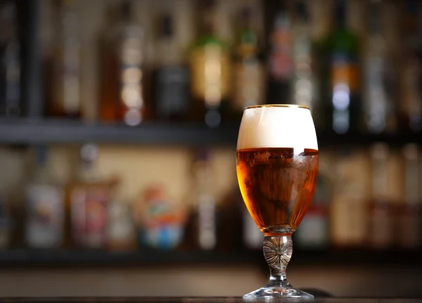 Copo de cerveja num bar, de perto — Fotografia de Stock