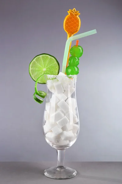 Склянка коктейлю на барі — стокове фото