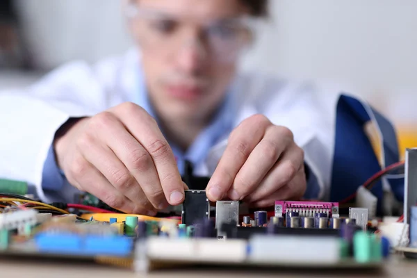 Giovane Uomo Occhiali Riparazione Hardware Del Computer Nel Centro Assistenza — Foto Stock