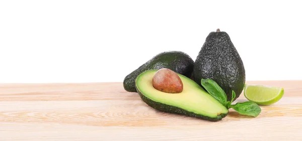 Frische Avocados auf weißem Hintergrund — Stockfoto