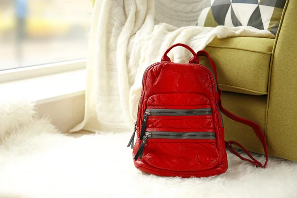 Rött läder ryggsäck — Stockfoto