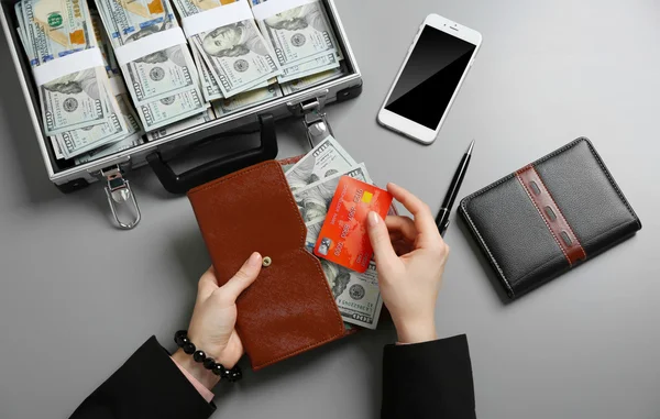Mujer de negocios con billetera y estuche —  Fotos de Stock