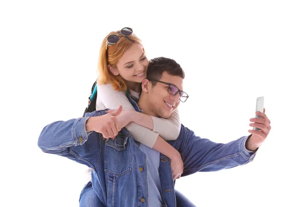 Junges Paar Macht Selfie Mit Handy Isoliert Auf Weiß — Stockfoto