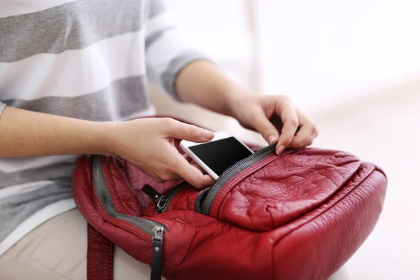 Mujer empacando su mochila — Foto de Stock