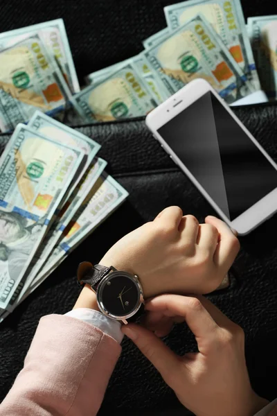 Mujer de negocios con reloj y maletín — Foto de Stock