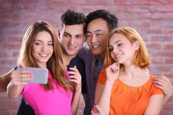 Giovani Che Scattano Selfie Con Telefono Cellulare Sfondo Muro Mattoni — Foto Stock