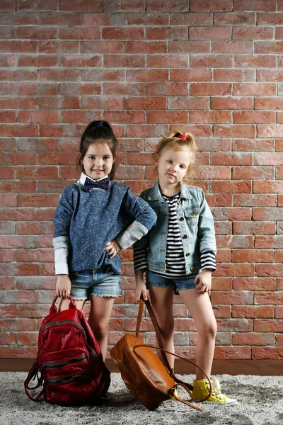 Dwa stylowe dziewczynki — Zdjęcie stockowe