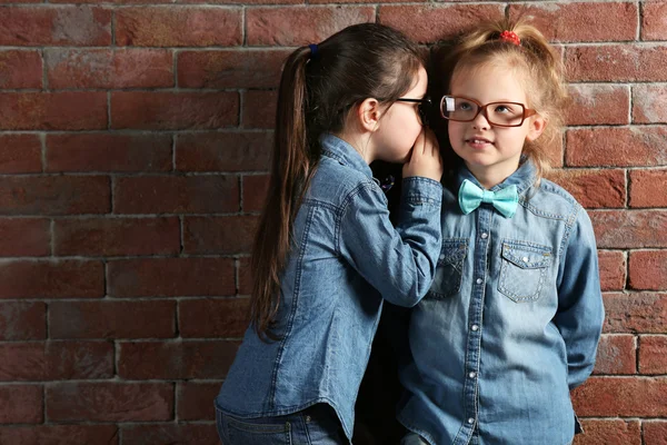 Twee stijlvolle kleine meisjes — Stockfoto