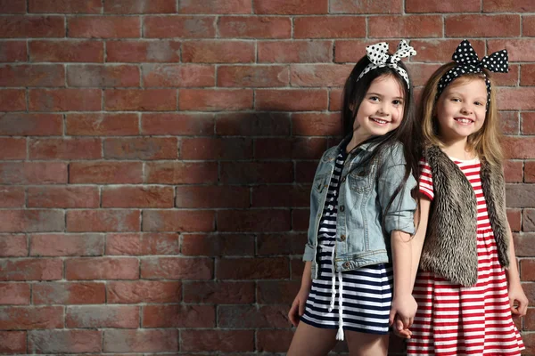 Дві стильні маленькі дівчата — стокове фото