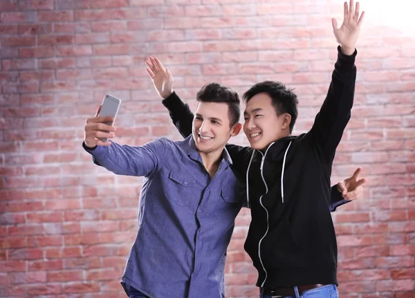 Dwóch Młodych Chłopców Biorąc Selfie Telefonu Komórkowego Tle Ściany Cegła — Zdjęcie stockowe