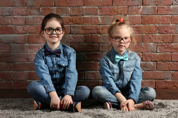 To stilfulde små piger - Stock-foto