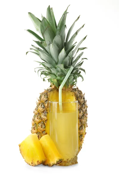 Rijpe ananas met glas sap, geïsoleerd op wit — Stockfoto