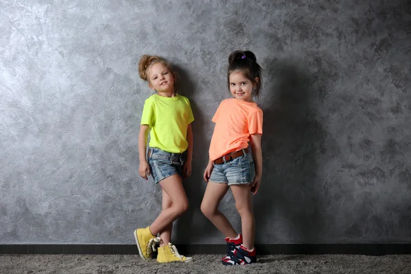 Två eleganta små flickor — Stockfoto