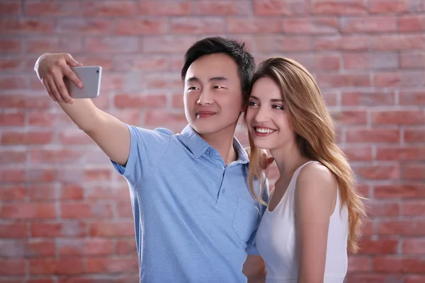 Unga Vackra Paret Tar Selfie Med Mobiltelefon Tegel Vägg Bakgrund — Stockfoto