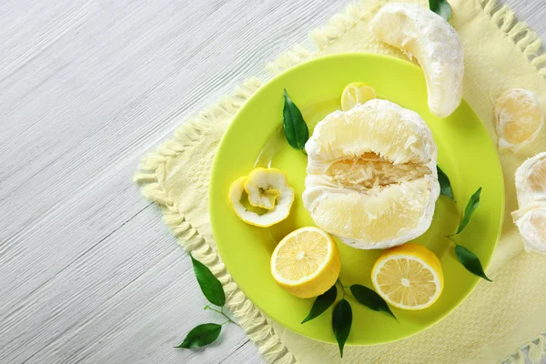 Verse citrusvruchten op de groene plaat. — Stockfoto