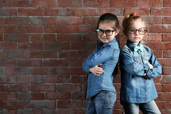 Twee stijlvolle kleine meisjes — Stockfoto