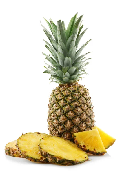 Ananas segmenten, geïsoleerd op wit — Stockfoto