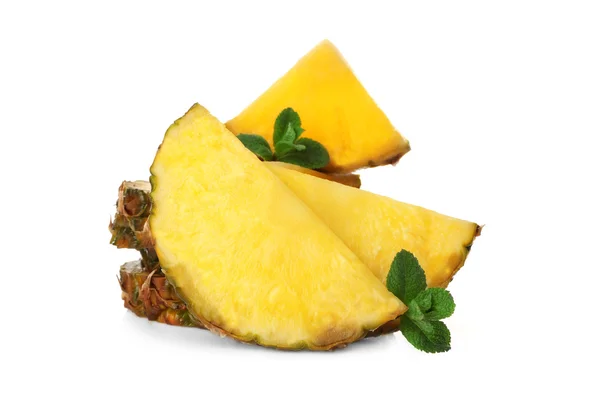 Sulu ananas dilimleri ile taze nane, beyaz izole — Stok fotoğraf