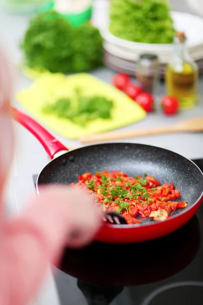 Mains féminines cuisiner sur la cuisine — Photo