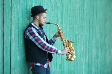 Saksafonla oynayan adam