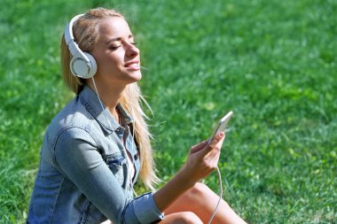 kulaklık ve smartphone kadın ile