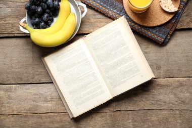 Açık kitap ve snack 