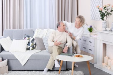 evde mutlu olgun çift