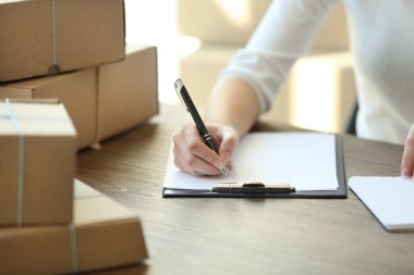 Belgeler parsel arasında kadın işaretleri