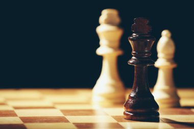 Satranç taşları ve oyun tahtası 