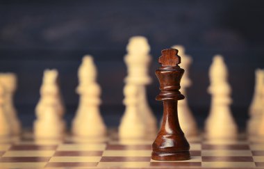 Satranç taşları ve oyun tahtası 