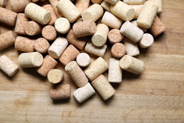 Ahşap üzerinde şarap mantarlar