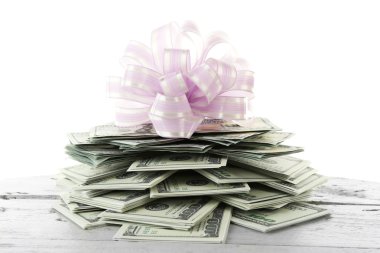 Fiyonklu hediye olarak dolar yığını 