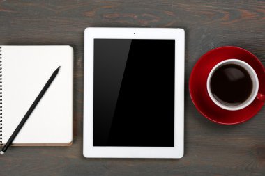 Dijital tablet fincan kahve ve defter ile
