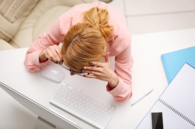 Office bilgisayara yorgun kadın