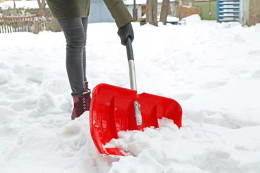 kadın kar kaldırma 