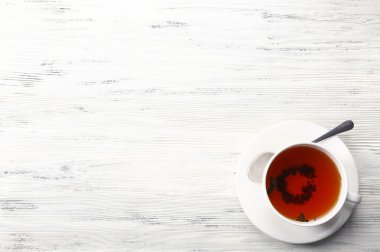 Beyaz masa üzerinde çay 