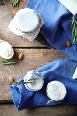 Ahşap masa, üstten görünüm üzerinde süt ürünleri kümesi