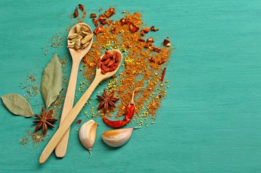 ahşap zemin üzerinde çeşitli baharatlar