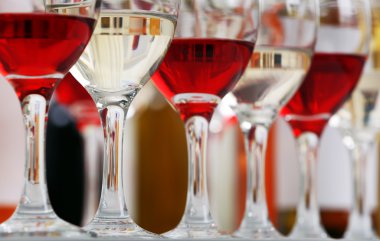 Gözlük farklı şarap ile