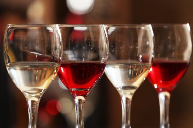 Kırmızı ve beyaz şarap closeup bardak